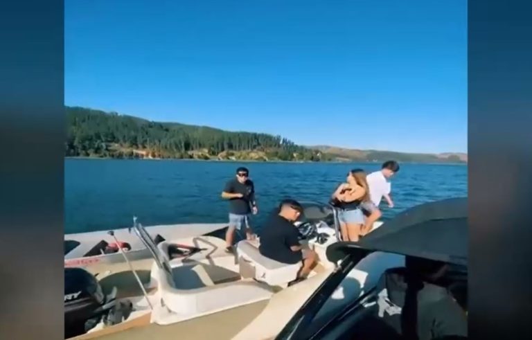 Bebiendo alcohol y sin respetar la distancia: Viralizan masiva fiesta en lanchas en Vichuquén