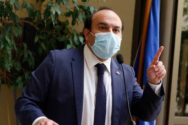 Pavez responde críticas por ausencia de ministros: 