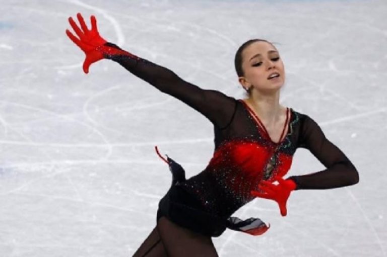 ¡Impresionante! Patinadora rusa de 15 años hace histórica pirueta en los Juegos Olímpicos