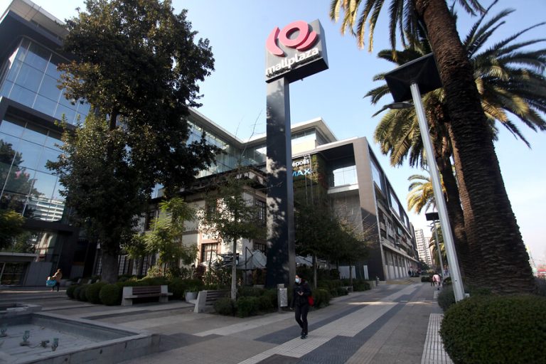 Se registra millonario robo en tienda de Mall Plaza Egaña: Sujetos se dan al a fuga