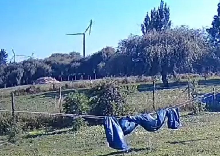 Registran desprendimiento de aspa de torre eólica en Los Ángeles