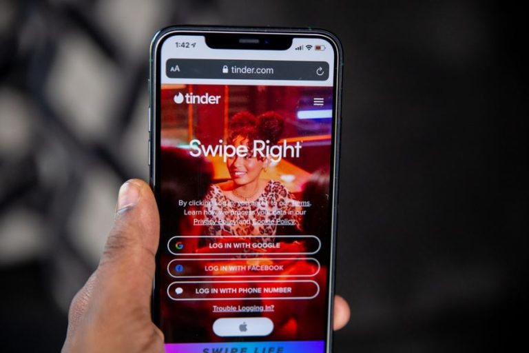 “Me ve como amiga”: La desilusión de una mujer que dejó su país para vivir con un hombre que conoció en Tinder