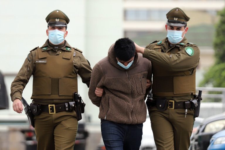 Carabineros ha detenido 481 veces a las mismas cinco personas: En 266 oportunidades ha sido por robos