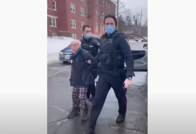 Adulto mayor de 78 años fue arrojado al suelo y esposado por tocar la bocina en apoyo a camioneros antivacunas