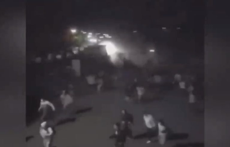 Captan masiva huida de jóvenes tras fiscalización en Playa Grande de Pucón