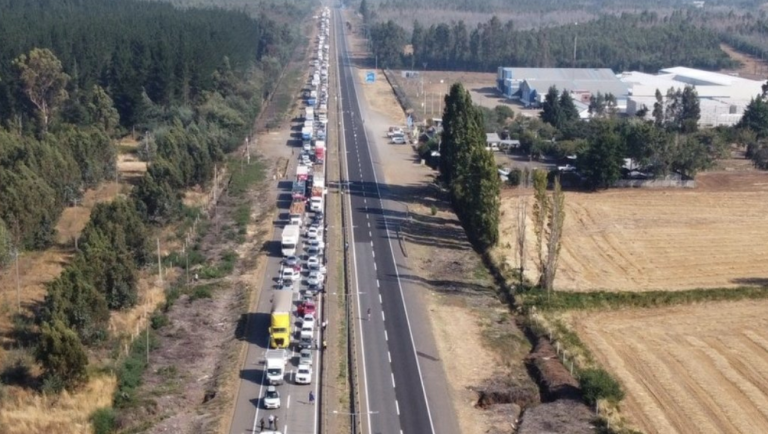 Incendio forestal en cercanías de Collipulli genera corte en Ruta 5 Sur: Alcalde reportó casas dañadas