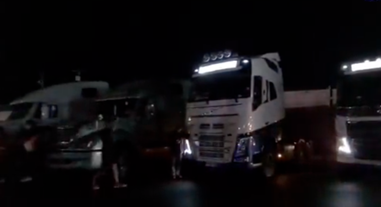 Arica y túnel El Melón: Camioneros bloquean rutas tras adherirse a paro por muerte de transportista