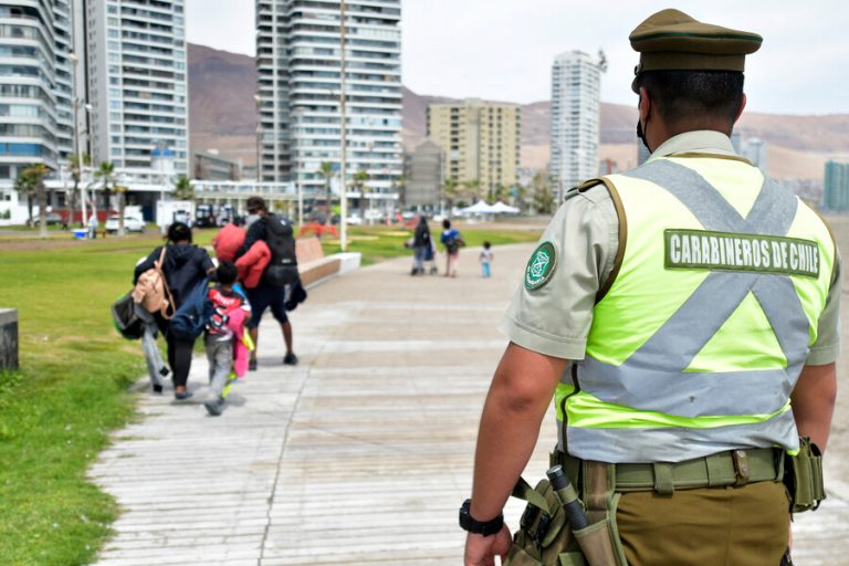 Venezolanos que agredieron a Carabineros en Iquique recibieron golpiza en la cárcel