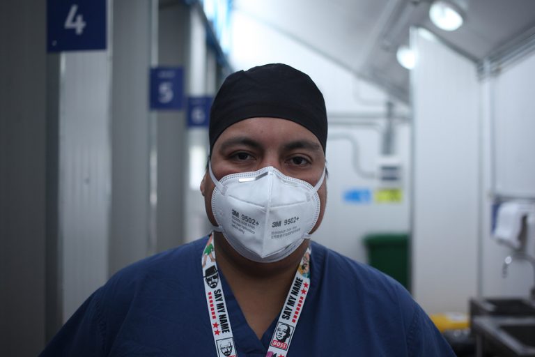 Pacientes agresivos: La ola de violencia en hospitales que sufren los funcionarios de la salud en Chile