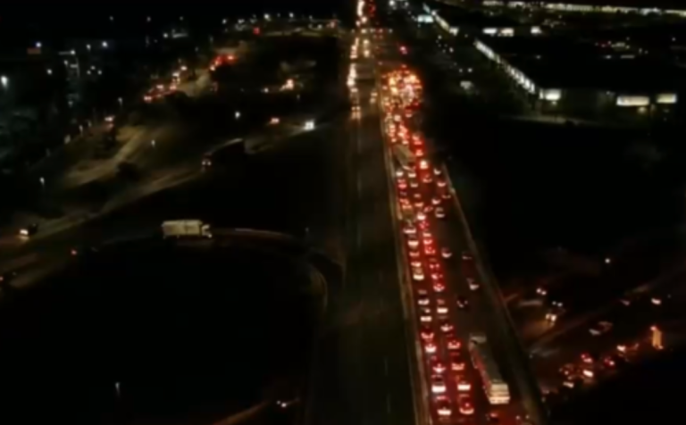 Congestión vehicular en Américo Vespucio por bloqueo de camioneros