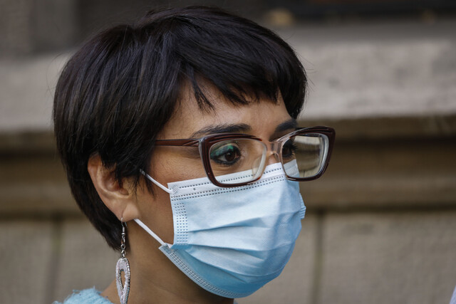 Karina Oliva fue expulsada del partido Comunes junto a otros seis militantes