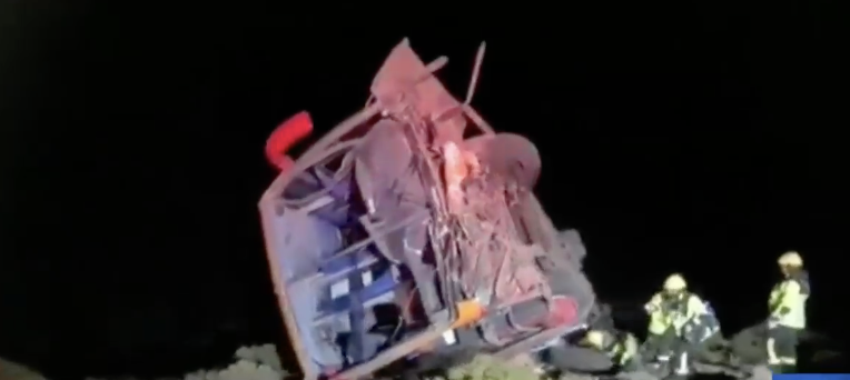 Transportaba migrantes: Bus colisionó y quedó al borde de un barranco en la Ruta CH-15