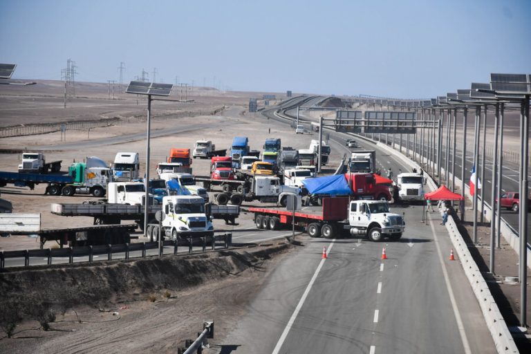 Camioneros de Antofagasta confirman que deponen paro: Rutas serán liberadas en horas de la mañana
