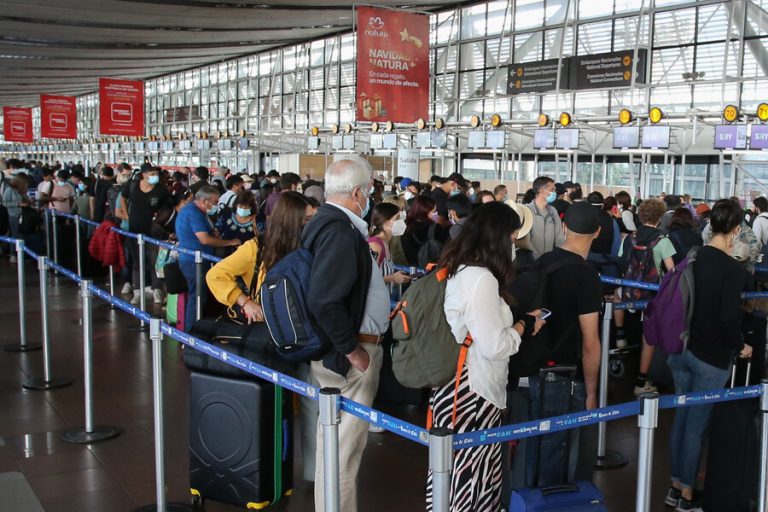 Fedetur pide terminar con el PCR al llegar a Chile: “Es un tremendo desincentivo para quienes quieren venir”