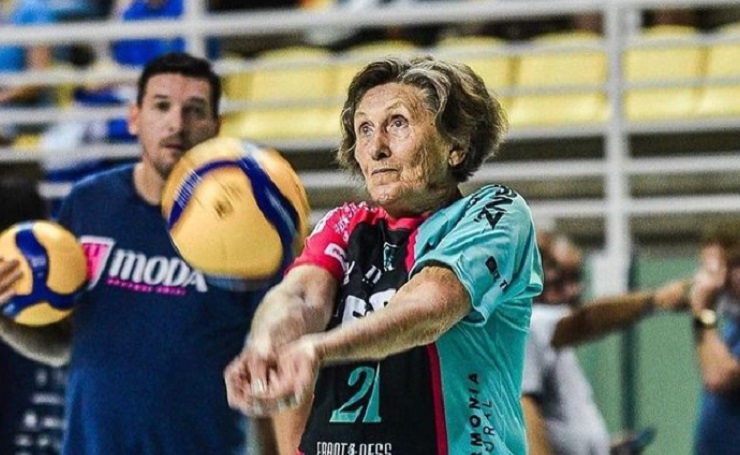 Directo al Guinness: Mujer de 85 años se lució jugando un partido oficial de vóleibol
