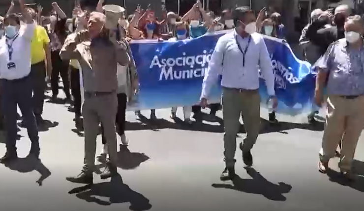 Funcionarios municipales de Santiago realizan paro: Acusan que informe de Contraloría “falta a la verdad”