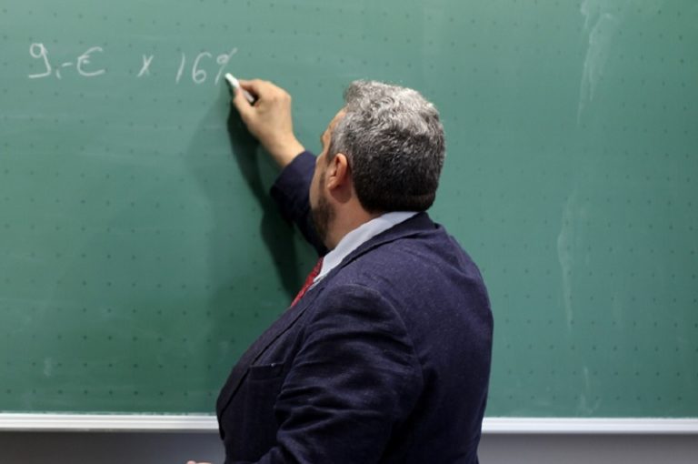 En plena clase: Niño de 13 años apuñaló a su profesor por la espalda