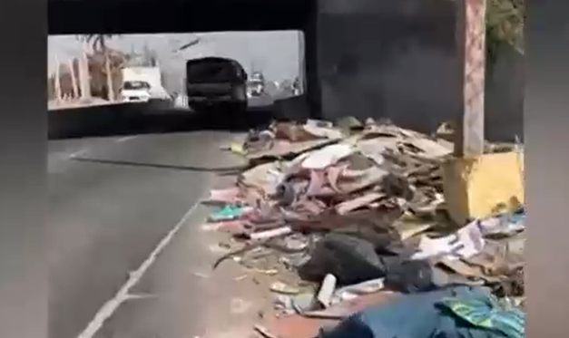 No hay veredas: Basura los obliga a caminar por la calle y poner en riesgo sus vidas