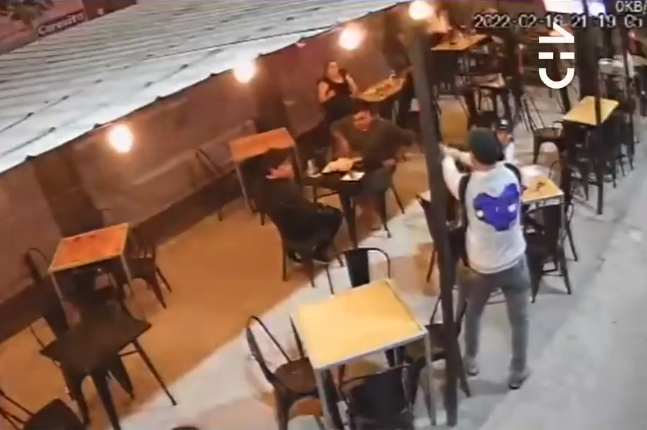 Violento asalto en pub de Quinta Normal: Intimidaron a clientes con pistolas y les quitaron sus pertenencias