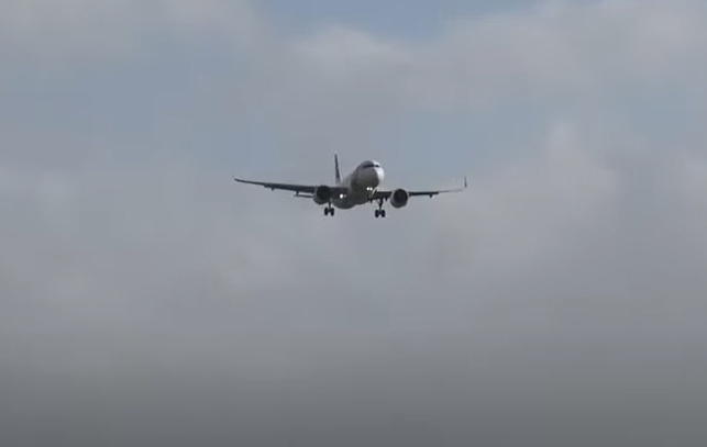 Vientos de hasta 190 km/h en Londres: Video muestra cómo se balancean los aviones en pleno vuelo