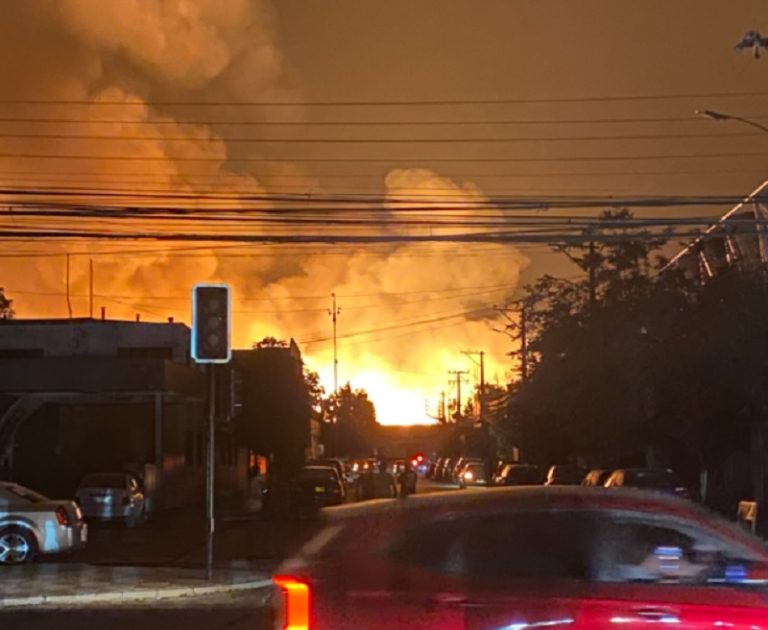 Incendio destruye más de 20 casas en San Fernando y deja centenares de evacuados