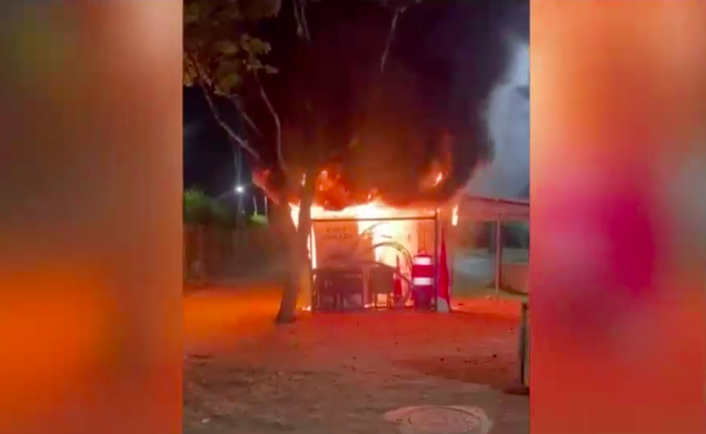 La quemó y se fue: Sujeto incendió caseta de seguridad construida por vecinos en Pudahuel
