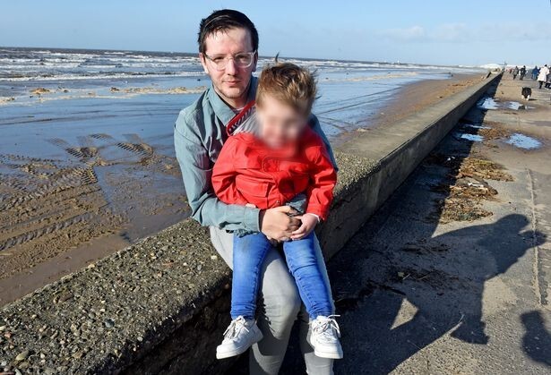 Joven quedó atrapado al rescatar a su hijo que cayó a un pozo: 