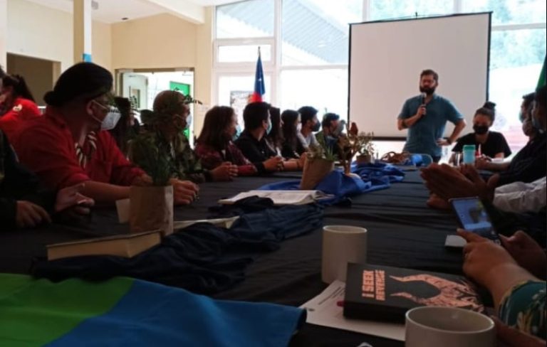 De reuniones con organizaciones a un partido de fútbol: Las actividades de Boric en sus vacaciones en Juan Fernández