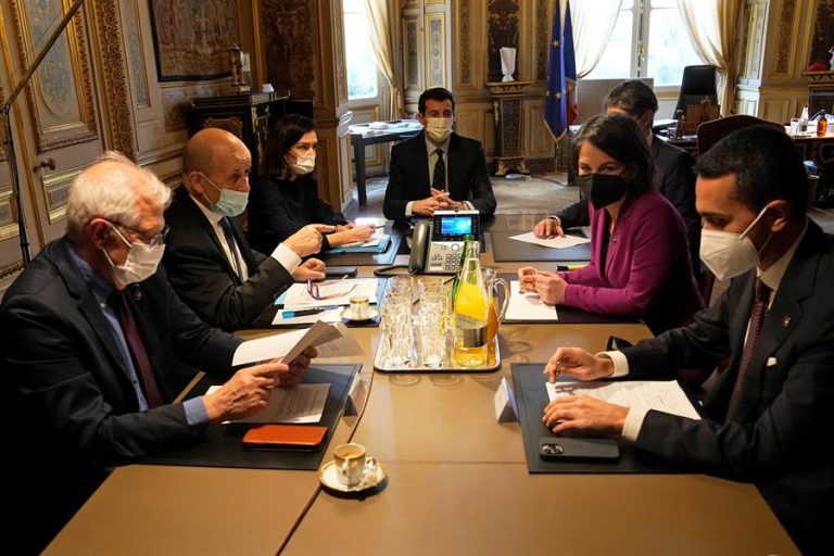 Unión Europea anuncia el primer conjunto de sanciones contra Rusia por 