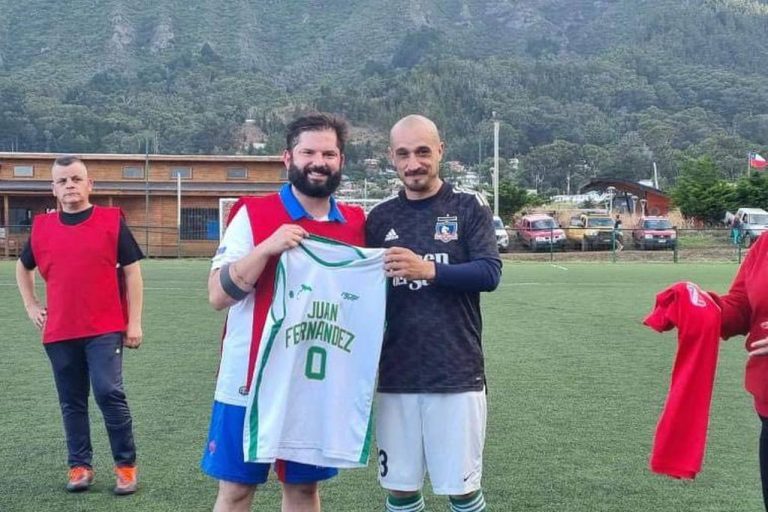 Junto al alcalde y con camiseta de la UC: Gabriel Boric jugó una pichanga en Juan Fernández