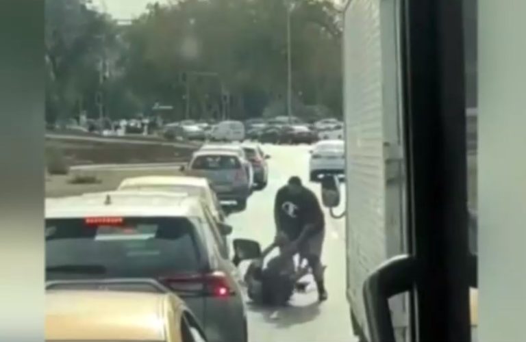 Graban a taxista golpeando a ciclista en sector de Plaza Italia: Portaba un arma blanca