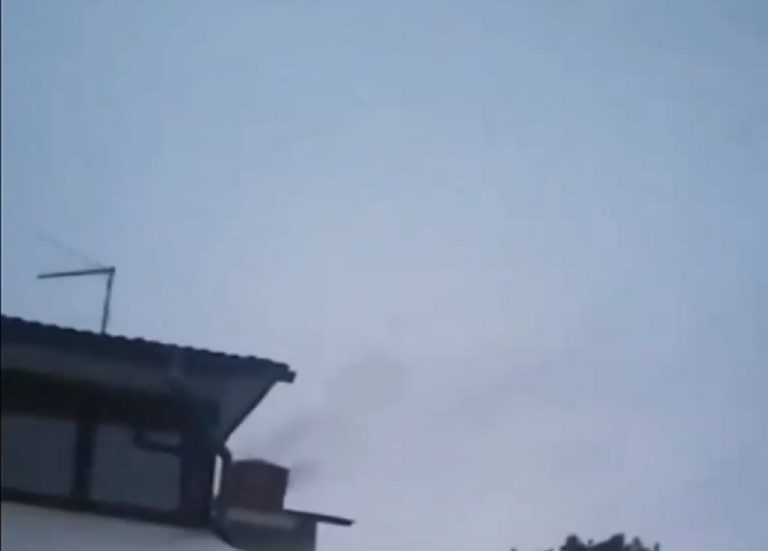 Ucrania: Civiles captan impactante imagen de un misil sobrevolando sus casas
