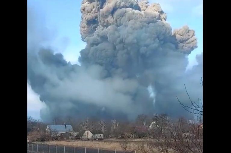 Video registró impactante explosión de depósito de armas ucraniano en medio de ataque ruso