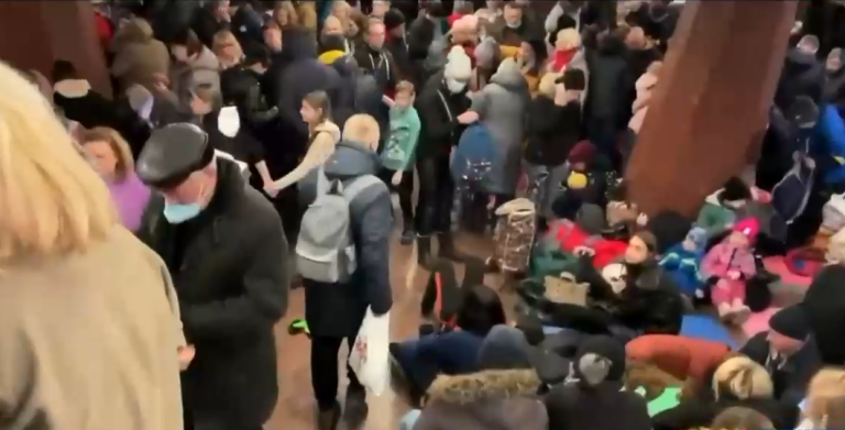 Las imágenes de civiles refugiados en subterráneos de metro tras ataque de Rusia a Ucrania