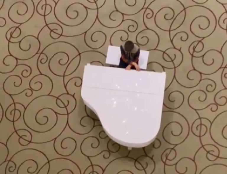 Emocionante registro: Joven fue captado tocando piano en Ucrania mientras se acercaban las tropas rusas