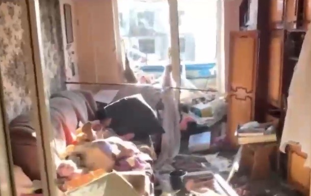 Las dolorosas imágenes que ha dejado el ataque ruso a Ucrania: Buscan sobrevivientes en viviendas bombardeadas