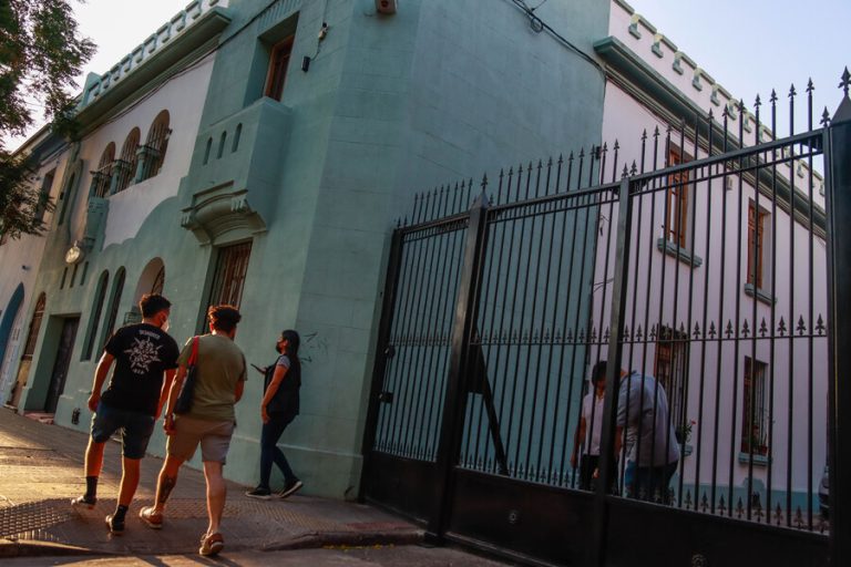 Municipio de Santiago anuncia corte permanente en calle donde se encuentra futura casa de Gabriel Boric