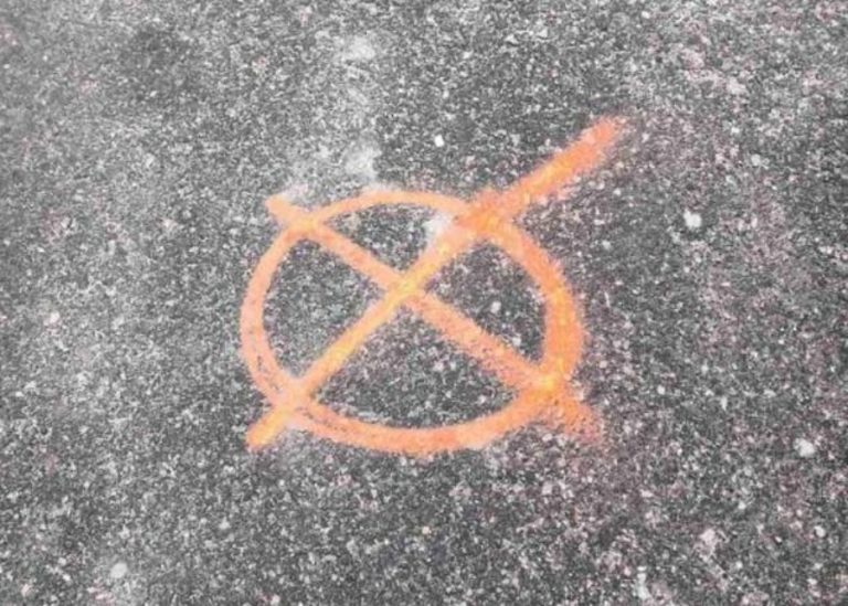 La misteriosa marca rusa que el gobierno de Ucrania quiere borrar de las carreteras