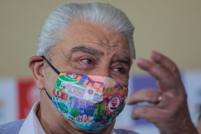 Relajado y comiendo un churrasco: Viralizan imagen de Don Francisco en conocida fuente de soda de Plaza Italia