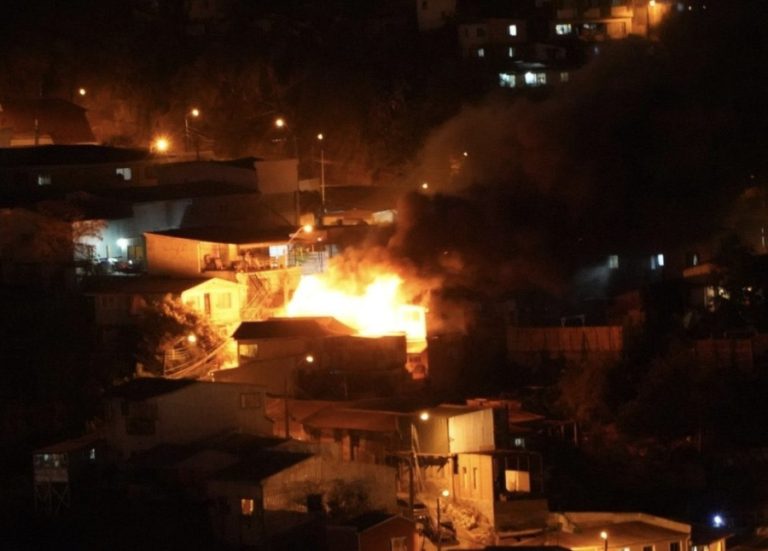 Adulta mayor fallece durante incendio en cerro Merced de Valparaíso