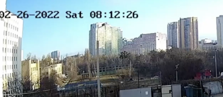 Cámaras captaron que un misil impactó a un edificio residencial de Kiev