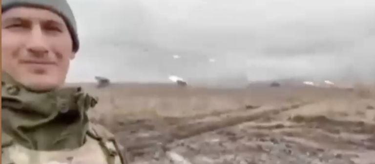 Militares con TikTok e influencers reporteando: Así se vive la guerra en la era de las redes sociales