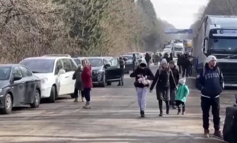 Chilenos que escaparon de la invasión rusa en Ucrania: Nueve siguen en la frontera con Polonia