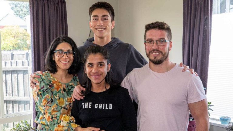 Familia chilena en Nueva Zelanda denuncia problemas con visa para su hija con discapacidad: 