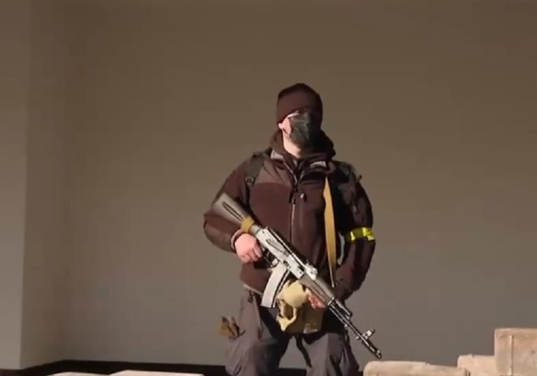 Sin preparación militar: Ciudadanos se arman para defender Ucrania de la invasión rusa