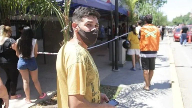 ¡Particular emprendimiento! Joven cobra por guardar puestos en filas para test de COVID-19