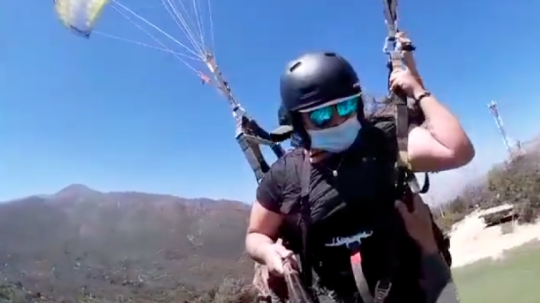 ¡Se hizo viral! Difunden angustiante video de hombre que no alcanzó a soltarse de un parapente y voló metros por el aire