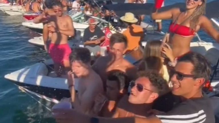 ¡Causó polémica! Viralizan registro de fiesta en lanchas y helicópteros en el lago en Pucón