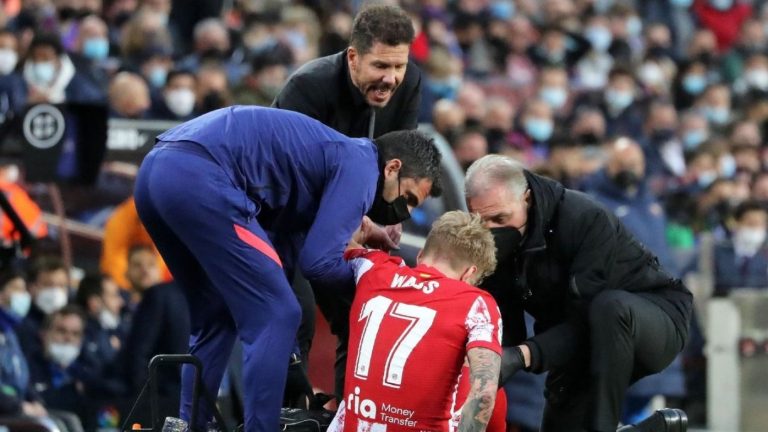 Indignación en España: Simeone ignoró lesión de Wass y lo obligó a entrar a la cancha; ahora el jugador estará dos meses fuera