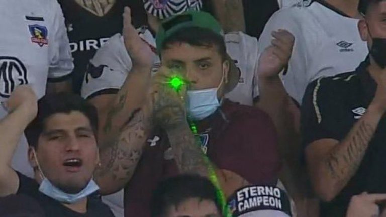 ¡Recibió el repudio de todos! Critican a hincha de Colo Colo que utilizó un láser verde durante el partido ante Everton